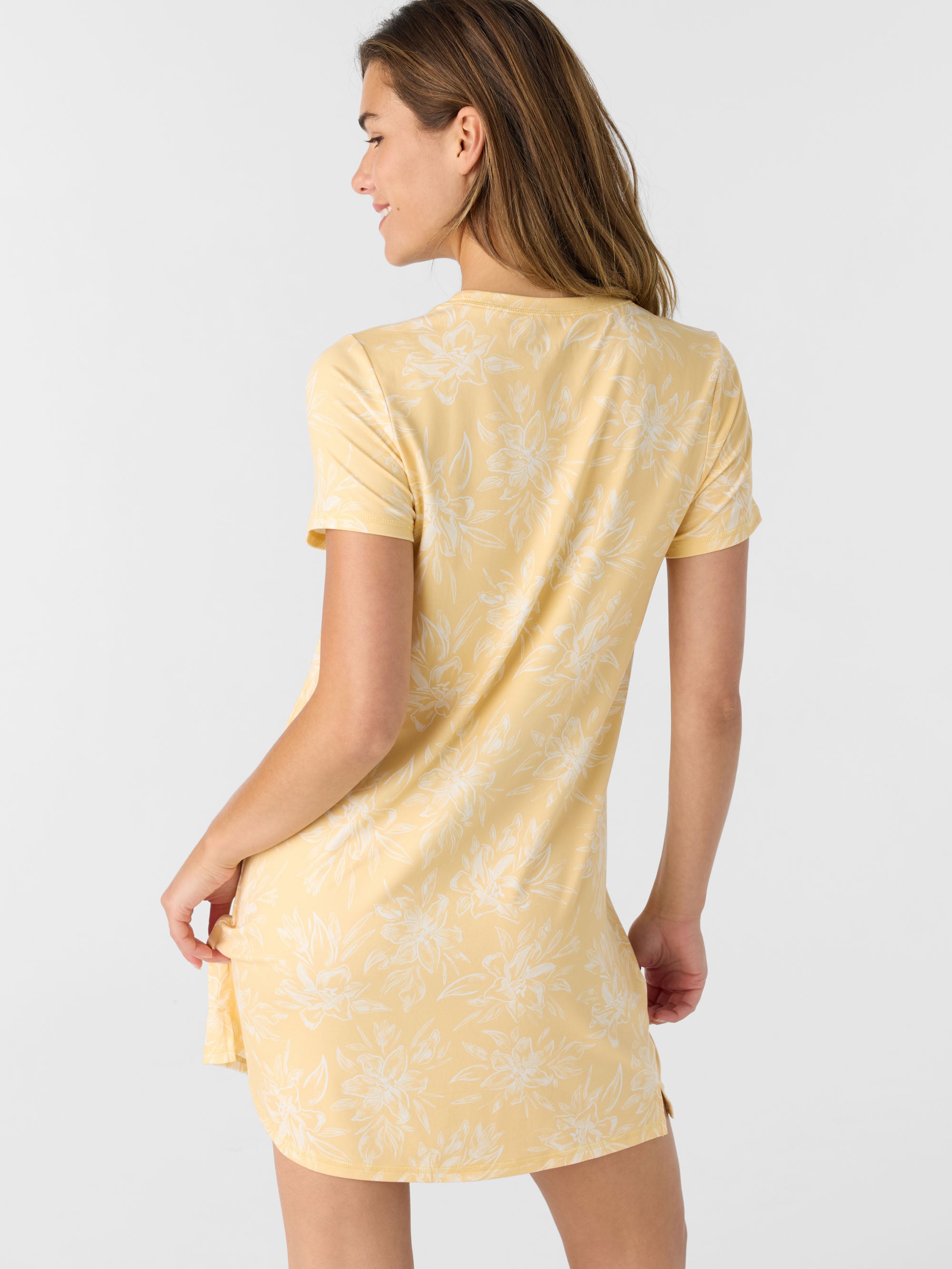 hang loose dress Some dresses aren't meant to be symmetrical. One side sits higher. The other falls longer. Straps cross over, hang loose, or sit differently. Some started as skirts. Some are worn back to